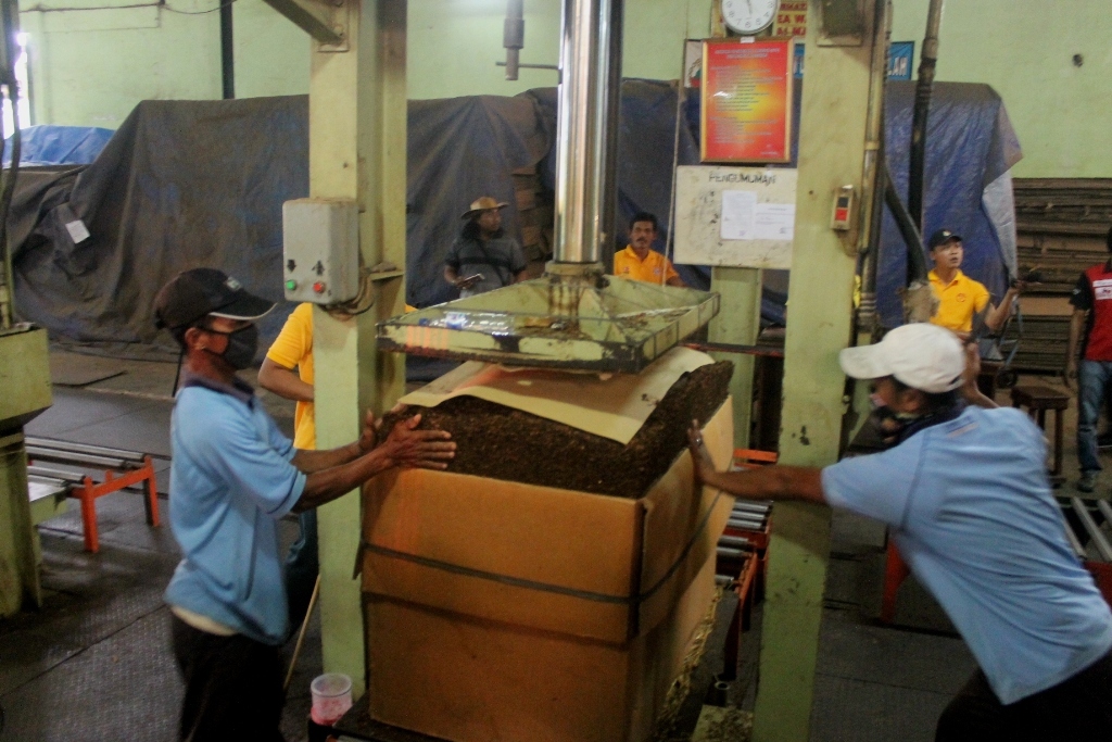 Pekerja mengepak tembakau yang akan dikirim ke beberapa industri besar rokok di Indonesia(foto-Petrus Riski)